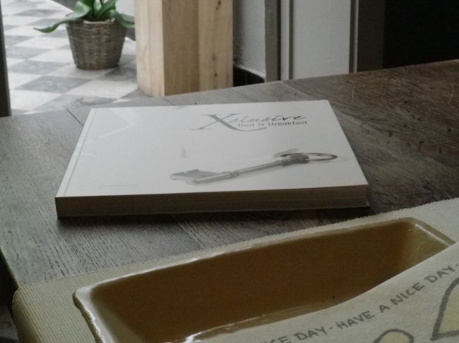 そしてオーナーからのプレゼント！<br /><br />数か月前予約をする際に結婚記念旅行だと言ったことをオーナーは覚えていてくれたようで、ベルギーの素敵なB&amp;Bがすべて載っているという旅行好き＆ホテル好きの私にはとっても貴重な1冊の本をプレゼントしてくれました！