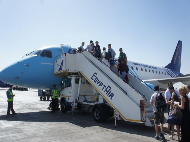 エジプト航空のＨＰから予約したカイロ〜ルクソール便。<br />間違ってビジネスクラスを選んだ。<br />といってもたいして金額は変わらないんだけど。<br />でもカイロ空港でラウンジを利用できました。<br />パンや飲み物などいろいろ置いてあった。<br /><br />そしてルクソールへの航空機に搭乗中。