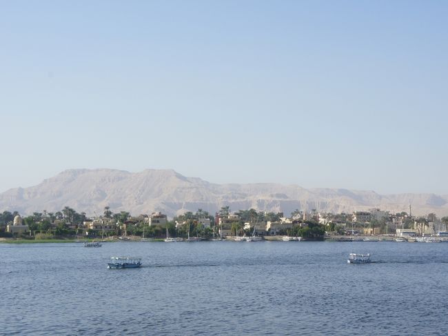 私が歩いているのは東岸。<br />向こう岸は西岸です。<br /><br />ルクソールはそれぞれの岸に見どころがあります。