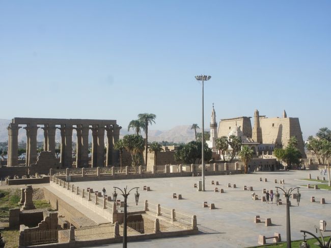 ホテルから数分。<br />そこにはルクソール神殿。<br />ここには神殿を見渡せるマクドナルドがあります。<br />そこで昼食をとりました。<br />ルクソール神殿には後ほどゆっくり行くとして…。