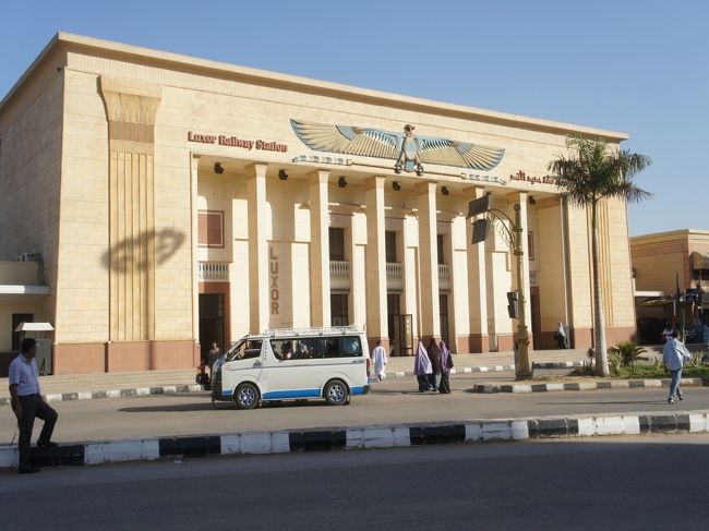 まずはルクソール鉄道駅前に。<br />ここでミニバスをつかまえて、カルナック神殿に連れて行ってもらいます。