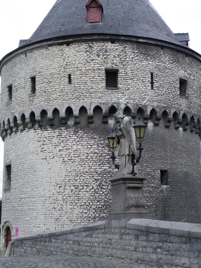 川沿いの石の橋の両脇にあるLes tours Broel。