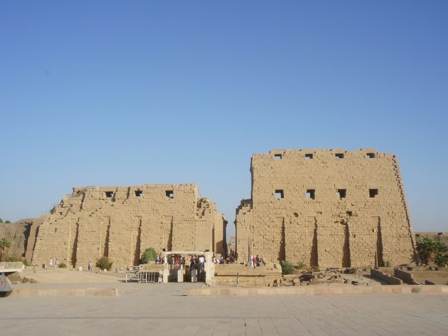 同乗していたエジプト人女性集団に助けられ、カルナック神殿に到着しました！