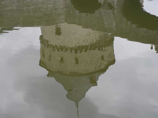 川に移る塔の姿