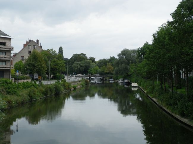 塔の反対側は緑いっぱいの住宅地
