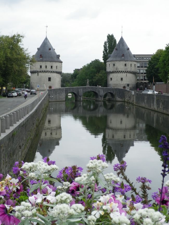石の橋を渡って、お隣の橋から塔を眺め…