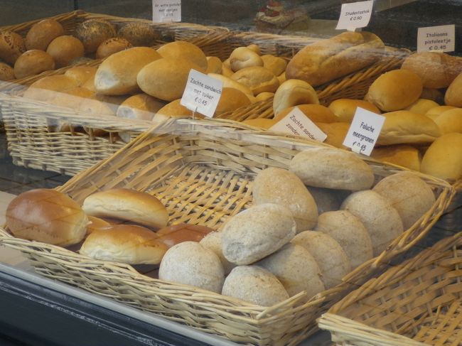 途中、美味しそうなパン屋さんがあったので、<br />中へ入り、手作りクッキーを購入。