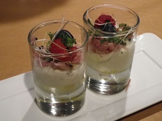 さて、街の中心部にあるGrote Marktにてランチタイム♪<br /><br />可愛らしい前菜が運ばれてきました！<br /><br />