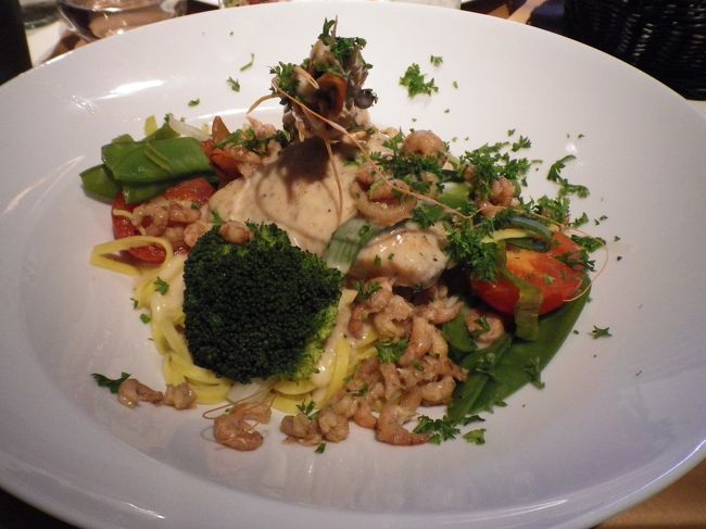 私はサーモンのパスタにしました。<br /><br />でも！！<br /><br />パスタの上に野菜とサーモン一切れ、そしてたくさんの小エビと大きなエビが1匹。とてもボリュームたっぷりのお料理でびっくり！ピリ辛クリームソースがとても美味しかったです^^*