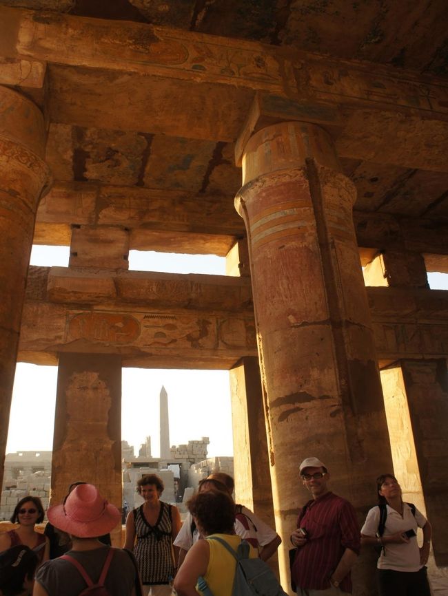 カルナック神殿だけで相当数の写真を撮ってしまいました。<br />そうしているうちに夕方になりました。<br />またもやミニバスをつかまえて、ルクソール神殿に戻ってきます。