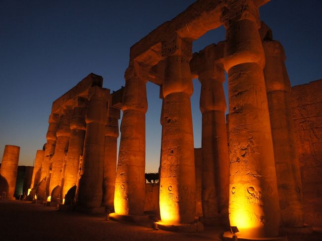 さらに空は暗くなっていく。<br />だけどライトアップは映えてきます。