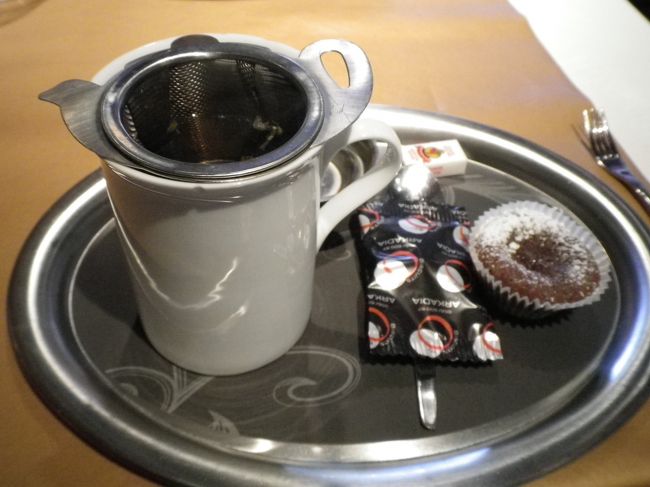 食後はいつもコーヒーなのですが、<br />今日は気分を変えてジャスミン茶を頂きました♪