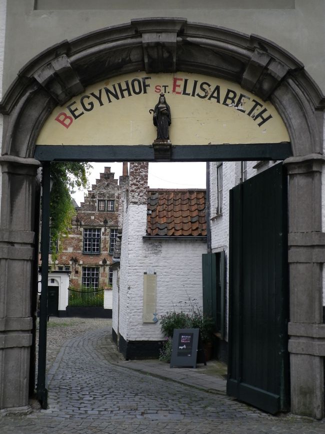 食後のお散歩開始。<br /><br />まずは修道院。<br />ベルギーの修道院、とても好きです。