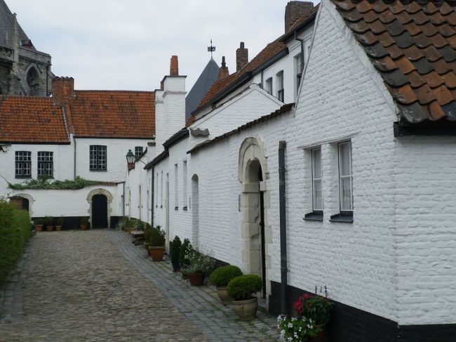 入り組んだ小さな小さな中世の町のような修道院<br /><br />