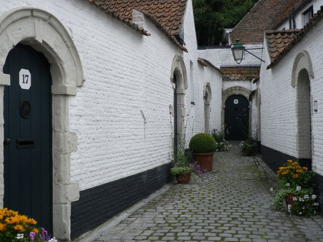 今でも住んでいる人がいるので静かに見学