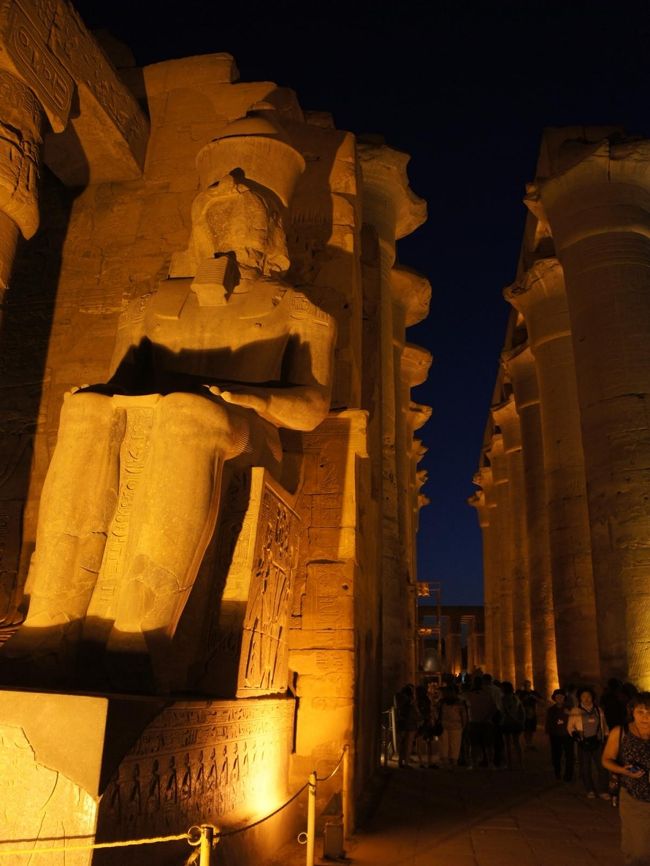 こちらの神殿も観光客は多い。<br />