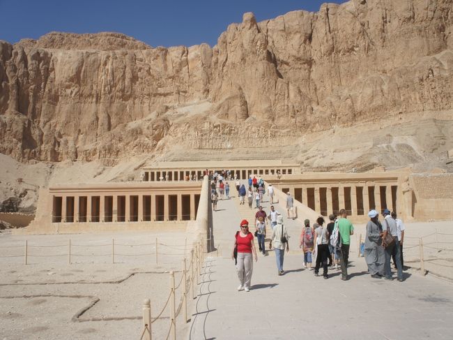 さあ、進もう。<br />炎天下で、本当に暑い。