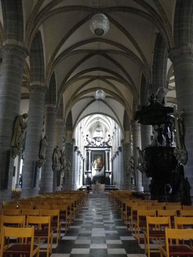修道院を出て次に入ったのは、<br />Sint-Maartem大聖堂<br /><br />今まで見た数多い大聖堂の中でも特に素敵な大聖堂でした。