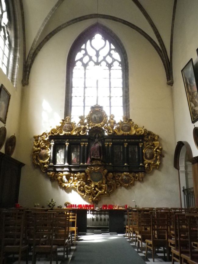 しかしここでとんでもないものを見てしまいました。<br /><br />お金を募金して蝋燭に火を灯すのですが、<br />ある一人の男性が募金箱からお金を盗んでいたのです。<br /><br />人が来ると、盗んだお金で募金するふりをし、<br />そして人が募金をして出ていくとそのお金を盗む。<br />ずっとそれを繰り返していました。<br /><br />見てしまった私たちは、<br />彼に声を掛けるかどうか悩みました。<br />ここは神聖な大聖堂の中。<br />神とそれを信じる人々が出会う場所。<br />ここで人々は神に罪を告白し、許しを得る場所。<br /><br />彼が犯している罪は許しがたいものではあるけど、<br />察するに常習犯である彼が今も尚続けているところを見ると、神は彼の罪をも許しているように思え…<br />「罪は憎めど人を憎むな」という言葉が脳裏をよぎり、<br />もしここにイエスがいたとしたら何と言うか、<br />きっと彼は自分の犯している事がわかっていないだけ…<br />と言うだろう。<br /><br />そんなことを思いながら<br />彼が聖堂の外へ出るまで見守り続けたのでした。<br /><br />***<br />私個人の考えとして、「罪は憎めど人を憎むな」という言葉について数年間考え続けていますが、未だ同意できないままでいます。<br /><br /><br />