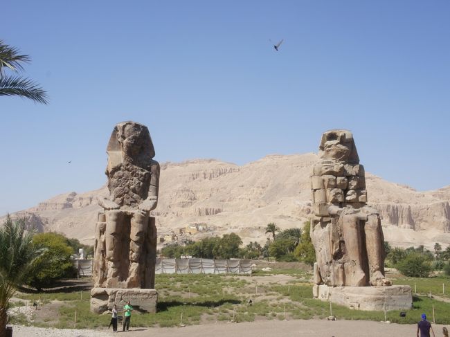 最後にメムノンの巨像です。