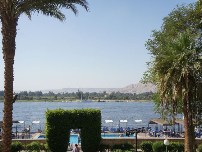 ホテルに戻って、少し時間を潰しています。<br />外に出たらプールがありました。<br />水着持ってきていないから利用できないけど。<br />そんなこんなでタクシーで空港まで行き、<br />カイロへと旅立ったのでした。