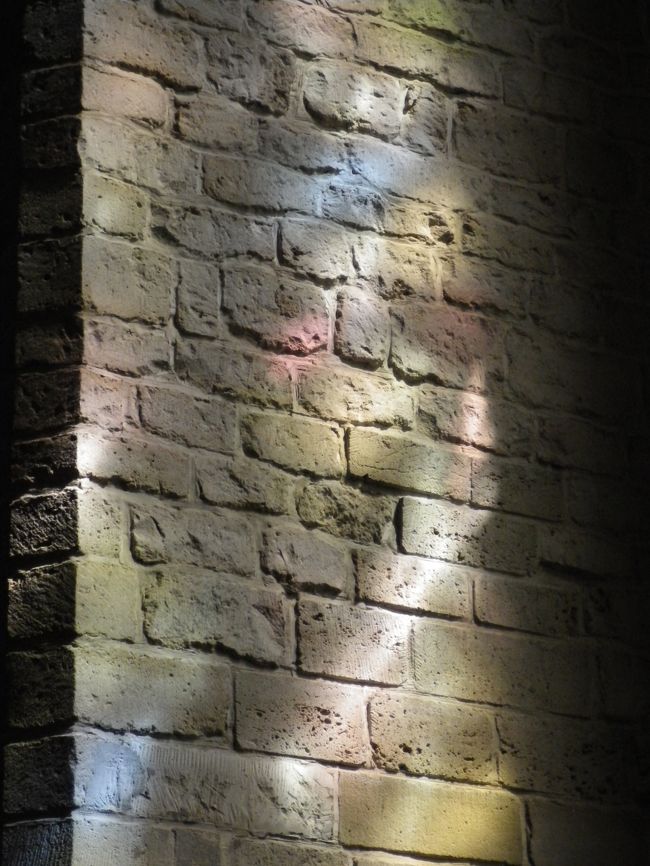 ステンドグラスの素敵な木漏れ日<br /><br />なんだかとてもやりきれない思い…