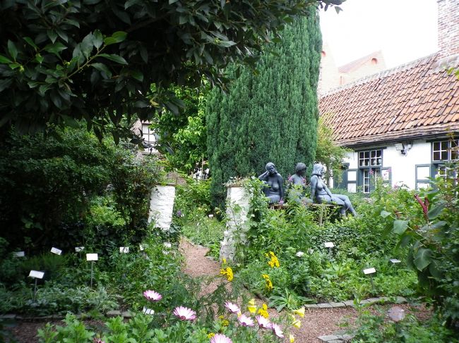 ここも静かな静かな聖なる場所…<br /><br />コルトレイクを歩いていてびっくりしたのは、<br />この街の規模に対して教会や聖堂の数が多いこと。<br />そしてこの小さな街に今も使われている修道院が２つ。<br /><br />この街の情報は乏しいけど、<br />きっと昔から信者の多い聖なる場所なのでしょう。<br />