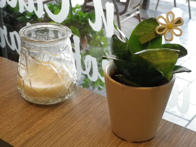 パリに戻る前に広場の可愛らしいコーヒーショップで一休み★