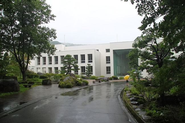 あいにくの雨模様、駐車場から雨に濡れた<br />深緑の森を抜けて工場内へ。