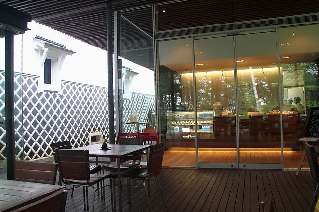 カフェは森に囲まれたオープンテラス。