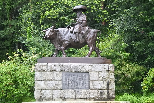 創始者、塩澤宗閑翁の像。<br /><br />敷地内には森の散策コースがあり、四季折々の<br />草木花、古代遺跡に復元された住居、資料記念館<br />などがあり、工場見学以外にものんびり楽しめます。