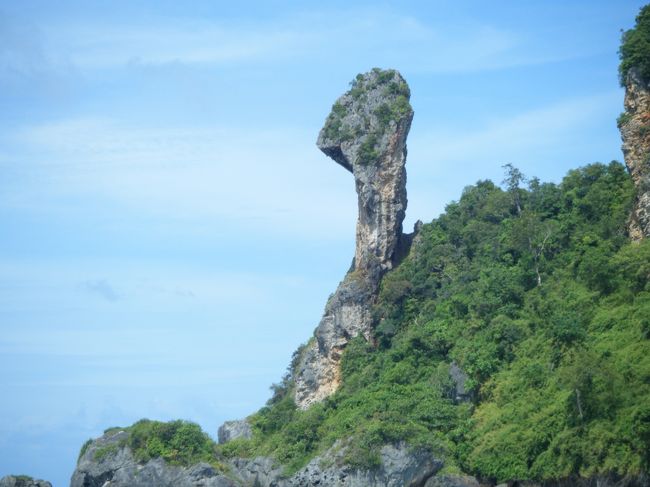 次はチキン島です。<br /><br />ここには上陸するわけでもなく、ボートから写真を撮るだけでした。<br />しかし面白い形になるもんだなぁ〜。<br />チキンというよりダチョウっぽいですね。<br /><br />この脇の静かな入り江でスノーケリング・タイムとなりました。