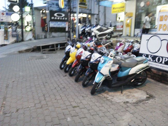 ３日目はクロントム天然温泉へ出かける。<br /><br />事前に調べたらクラビの町から1時間くらいらしいので、頑張ってスクータで行くことにしたんだけど、スクータで行った人の情報がなく、ツアーにするか結構悩みました。<br />でも、ツアーだとゆっくり温泉に入れないので自力で行くことに！<br />180TB/日でスクータを借りて出発。<br />（150TBのもあったけど、少しでもコンディションが良さそうなのを借りました。途中で故障されると困るしね。）<br /><br />ところが、これが結構大変でした。<br />まず、ちゃんとした地図がないので地球の歩き方の広域マップを頼りにクラビタウンを目指して進む。<br />レンタルバイク屋で1km先にスタンドがあると言われたが、どこにもない。。。<br />結構走って、行きのバスで見かけたガソリンスタンドへ到着。<br />危うくガス欠に！<br />しかし、看板が少ないので迷う。