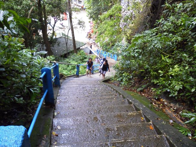 裏側の別の洞窟を見に行きます。<br />でも、ここも結構急な階段で充分疲れました。