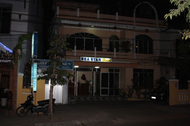 結局Hai au hotelに泊まろうとしましたが、FULLとのとこでしたので、宿探しの時間ももったいない為、Hai au hotelの目の前にある、すたれたホテルに泊まることにした。<br />これは夜撮った写真