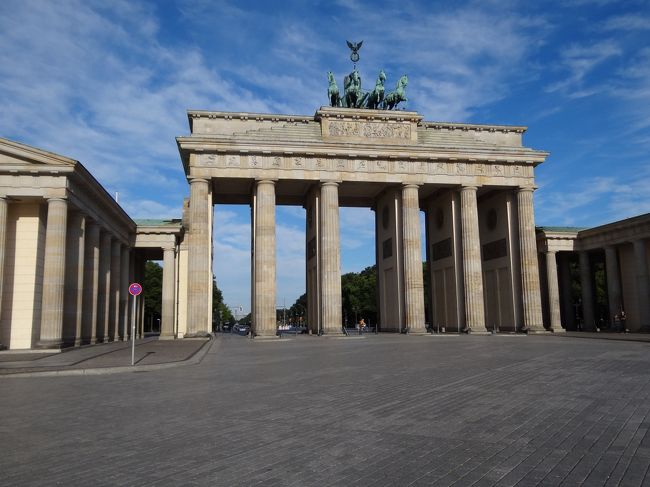 朝食もばっちり取ってホテルを出てもまだ７時半。<br /><br />さすがのブランデンブルク門もひっそりとしています。<br /><br />昼間にはこの前はとんでもない数の観光客で埋まります。