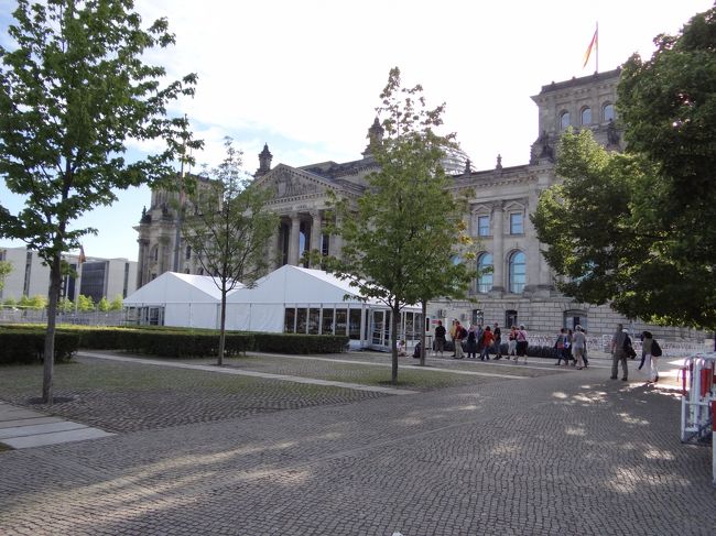 ドイツ連邦議会議事堂までは徒歩３分（笑）<br />８時から開館です。<br />注意しなければならないのは完全予約制だということ。<br />ＨＰからメールで日時と人数を送って、返信してもらったものを<br />プリントアウトしてこないと入れてもらえません。<br />私は横着して、「なんとかなるだろう」と行ってみましたが、<br />何ともなりませんでした。<br />もしかしたら別の方法もあるのかもしれませんが・・・<br /><br />いずれにせよ人気スポットなので、１時間位行列が出来るようです。<br /><br />http://www.bundestag.de/htdocs_e/index.html<br /><br />でも高いところ嫌いなので外観だけ撮影して次に・・・<br />