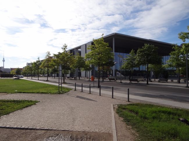 すぐ隣にある首相府。<br /><br />ということはメルケルさんの職場ですね。