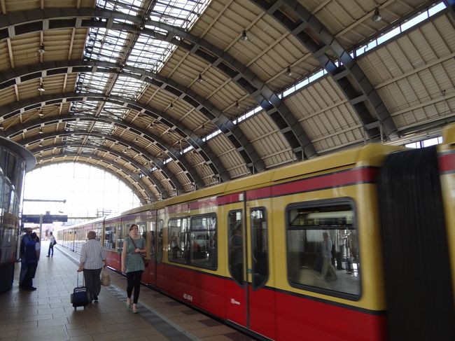 アレクサンダープラッツ駅はそこそこレトロ。<br />古いＳバーンの車両が似合います。