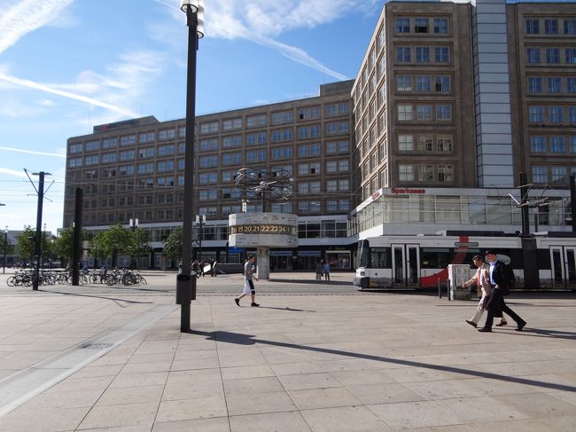 アレクサンダープラッツのあまりに有名な世界時計・・・<br /><br />え？こんなもん？？寂しくない？？確かに９時前だけど・・・<br /><br />映画「ボーン・スプレマシー」で<br />ジェイソン・ボーンがニッキー・パーソンズを呼び出した場所ですね。