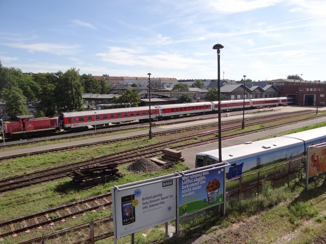 隣の操車場も古めの客車やディーゼル車が・・・