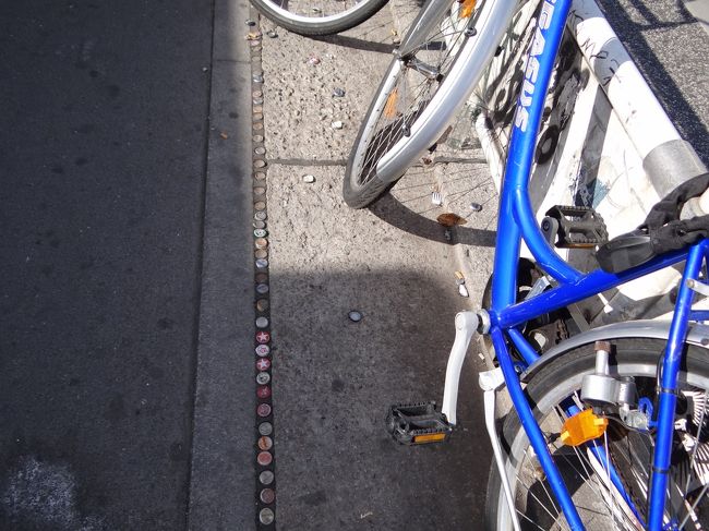 止めてある自転車の下をふと見ると・・・<br /><br />なぜか王冠が埋め込まれて・・・<br /><br />おまじない？？