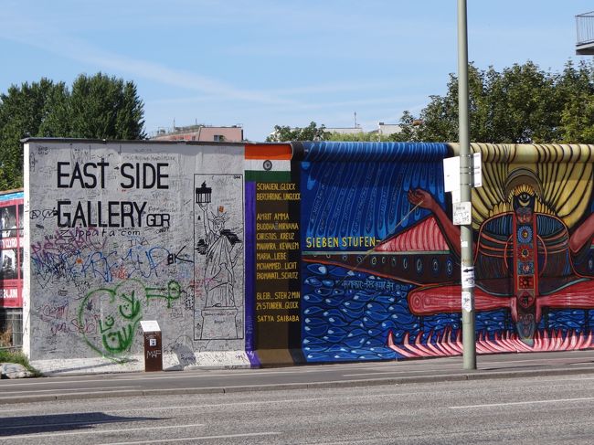 オーバーバウム橋のすぐ横から<br /><br />イーストサイドギャラリーが始まります。<br />１．３ｋｍずっとベルリンの壁跡に絵が描かれています。<br />