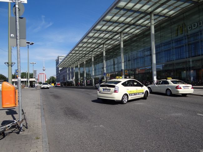 終点まで来ると、すぐ近くにベルリンオスト駅があります。<br /><br />おー<br /><br />やはり映画「ボーン・スプレマシー」で出てきた。