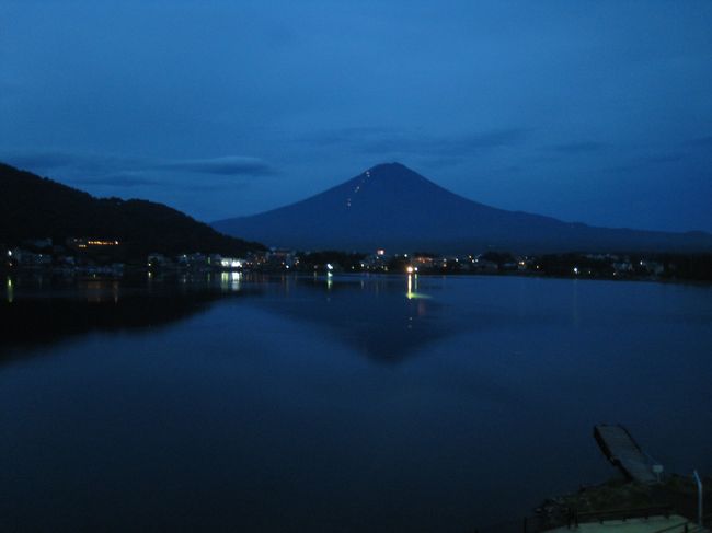 富士山の頂上を目指すヘッドライトの明かり。