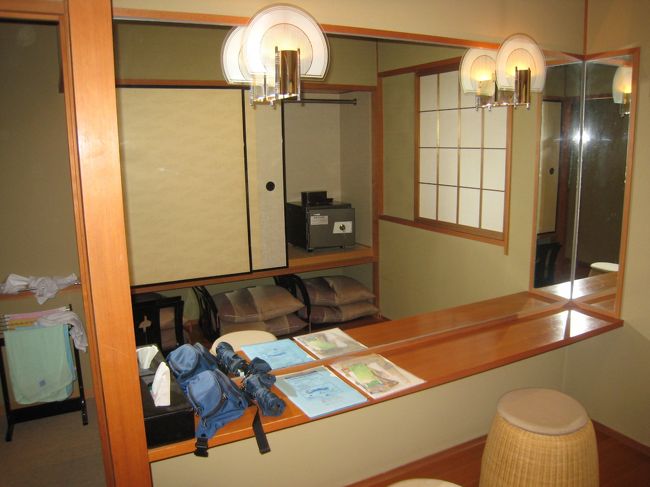 大きな鏡が部屋にあります。<br />この裏が洗面台で２名同時に使用できます。