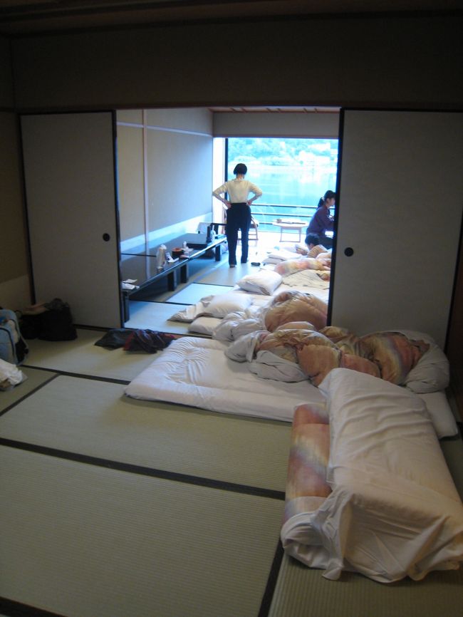 散らかってますが、広い部屋です。７名でも余裕の広さ。