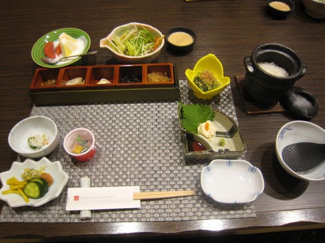 朝食です。朝から豪勢。<br />この右上のがご飯です。１つづつお釜に入れて炊くんですって。<br />おいしいです。「おかわり！」