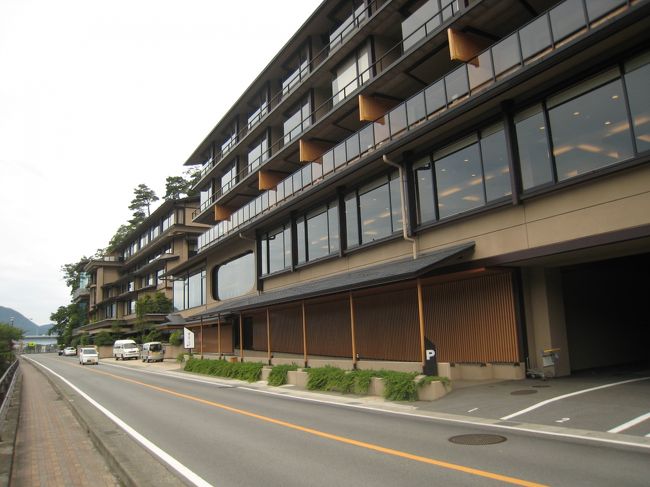 うぶや外観。みんなで富士山をバックに記念撮影してもらいました。