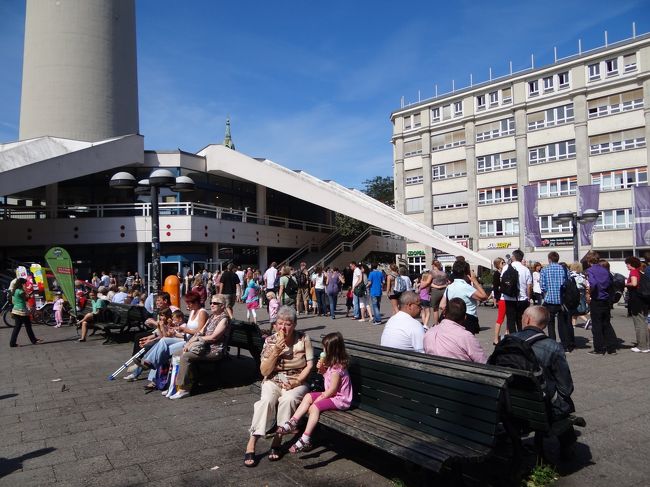 アレクサンダープラッツ駅まで戻って来ました。<br />すぐ横のテレビ塔は行列ができています。<br /><br />でも私は登る気全くないので関係ない（笑）